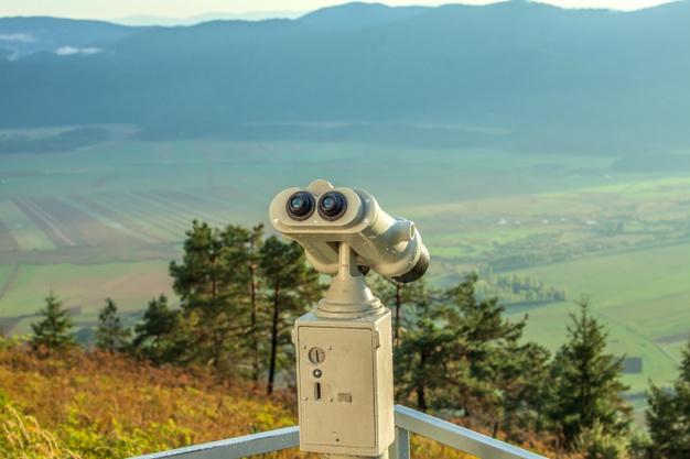 telescope-observation-pont-observation-montagne-slivnica-surplombant-vallee_181624-25659